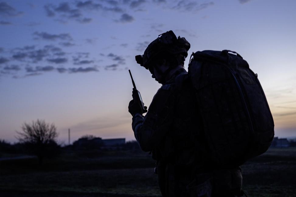 Má dvadsaťjeden. Kým dezoláti mudrujú o mieri, on ráno kráča do vojny