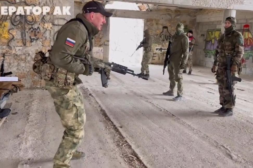 Ruskí pešiaci trénujú boj, ktorého sa nedožijú