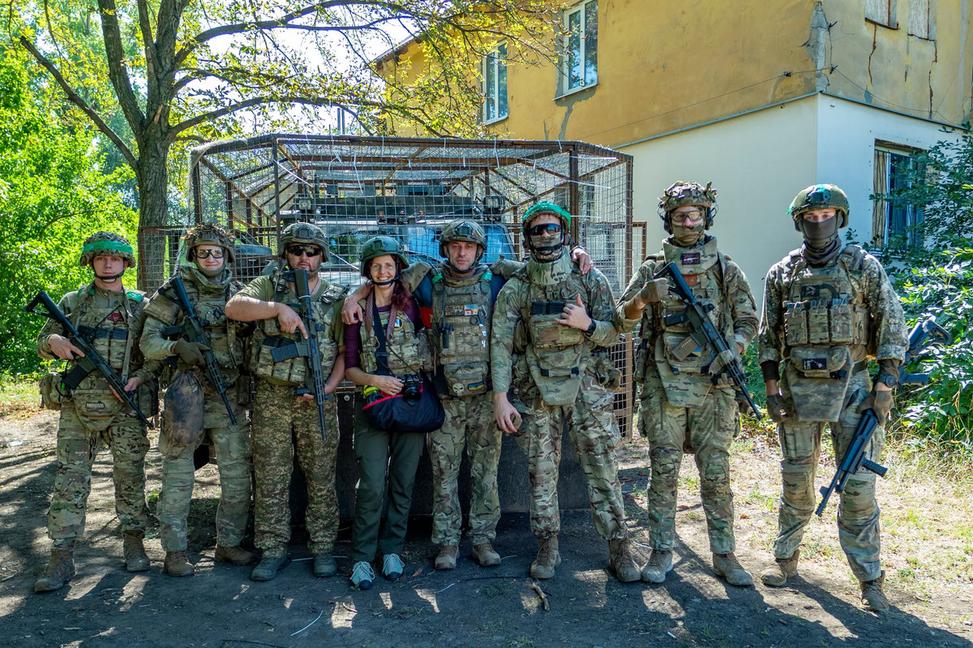 Môže novinár v zóne smrti nosiť zbraň? Ani na obranu proti ruským dronom?